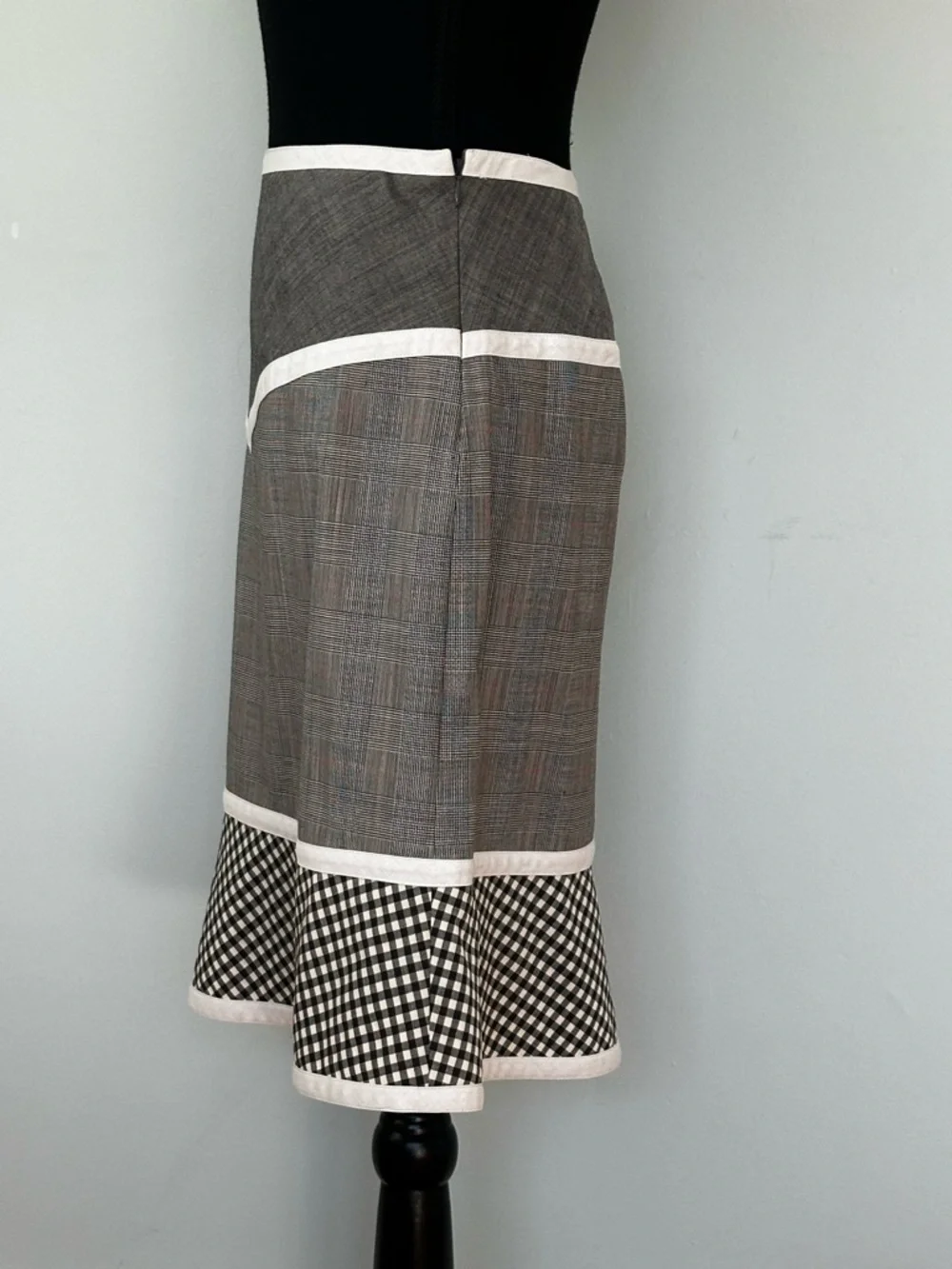 Chic Vintage Moschino Gray Plaid Skirt with White Trim and Gingham Accents - Picture 3 of 6
